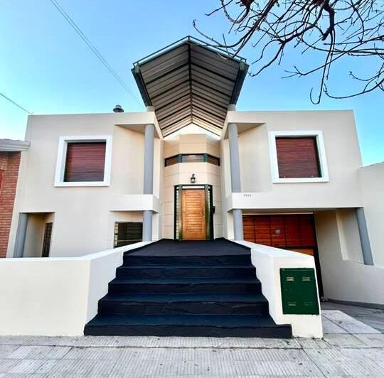 Casa · 257m² · 6 Ambientes · 2 Cocheras