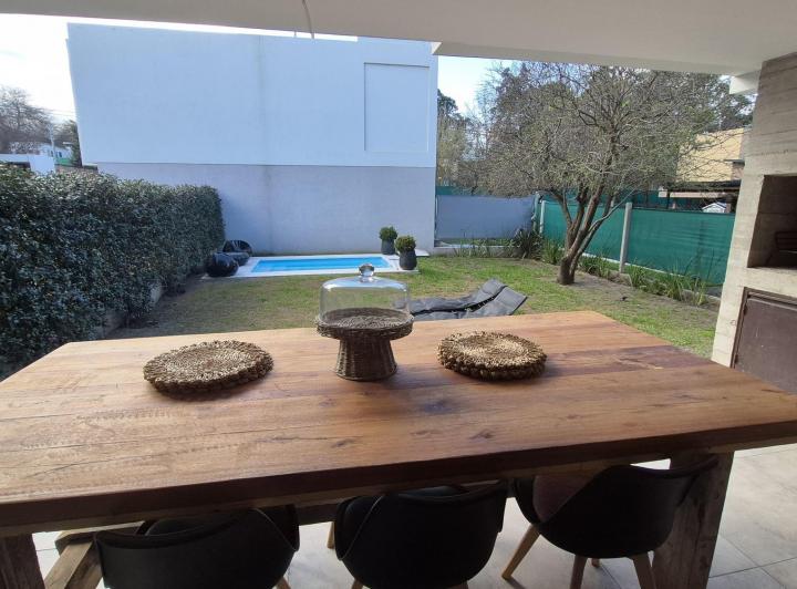 Casa · 165m² · 8 Ambientes