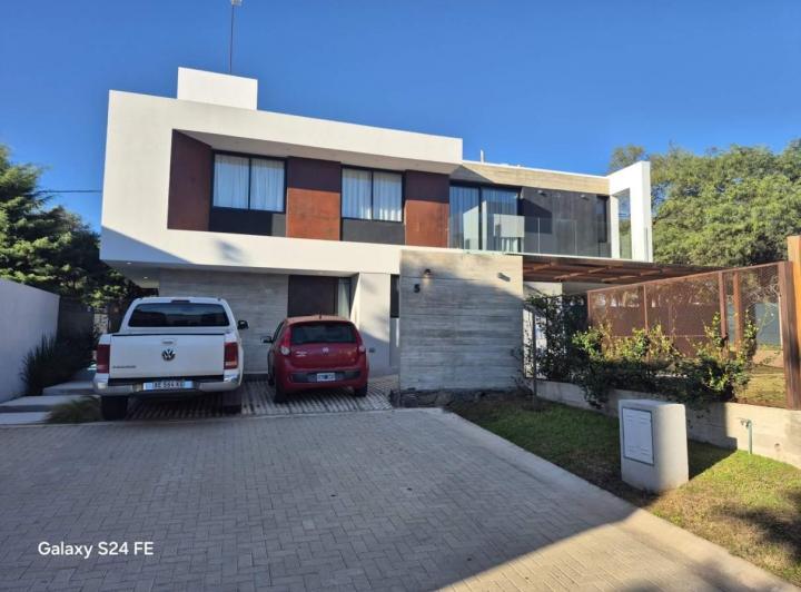 Casa · 165m² · 8 Ambientes