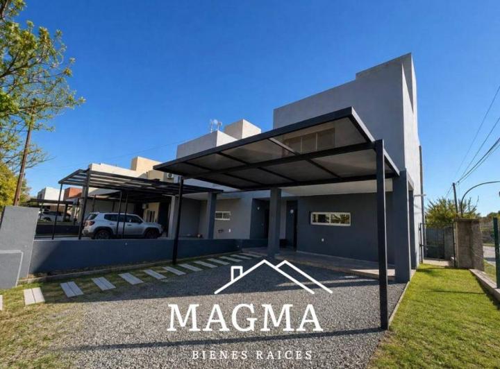 Casa · 135m² · 8 Ambientes · 2 Cocheras