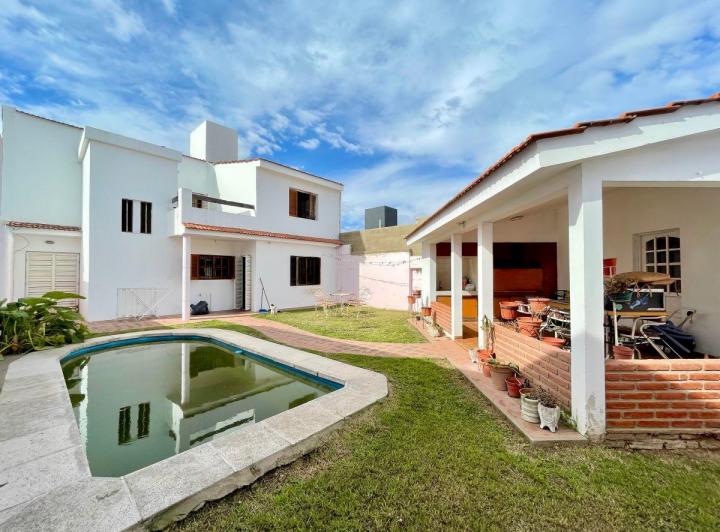 Casa · 200m² · 9 Ambientes · 1 Cochera