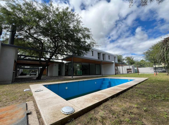 Casa · 230m² · 5 Ambientes · 2 Cocheras