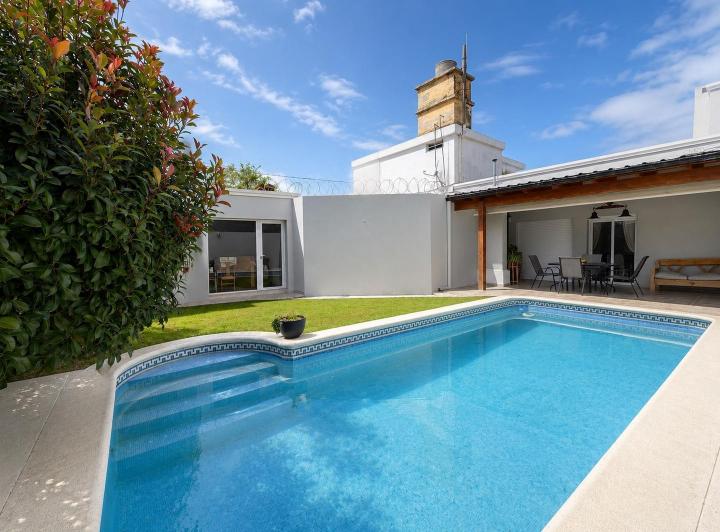 Casa · 280m² · 4 Ambientes · 3 Cocheras