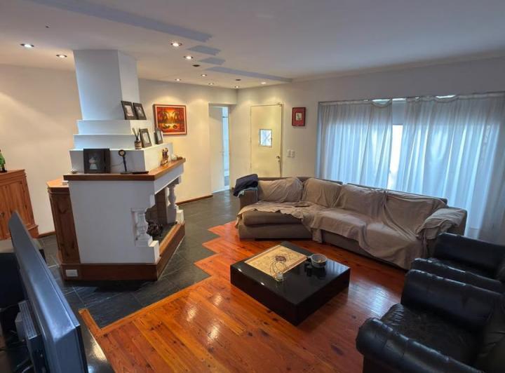Casa · 242m² · 6 Ambientes · 1 Cochera