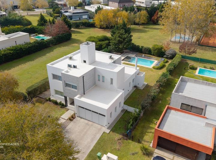 Casa · 284m² · 6 Ambientes · 2 Cocheras