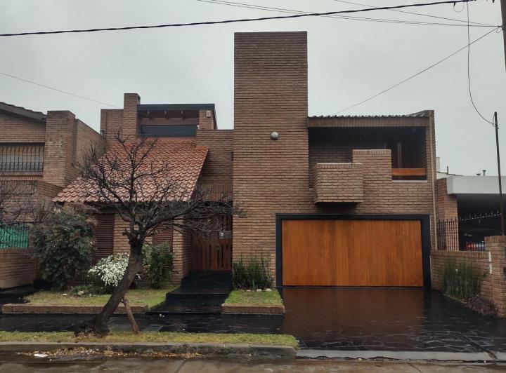Casa · 300m² · 3 Ambientes · 2 Cocheras