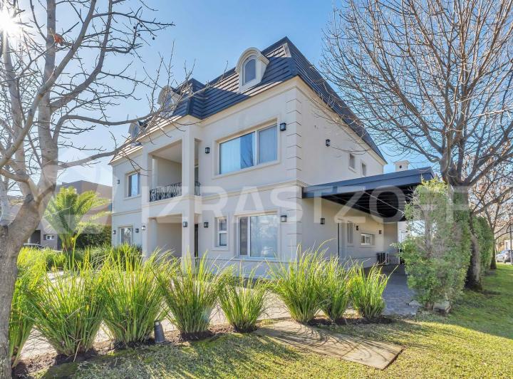 Casa · 380m² · 7 Ambientes · 1 Cochera