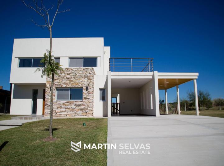 Casa · 280m² · 5 Ambientes · 2 Cocheras