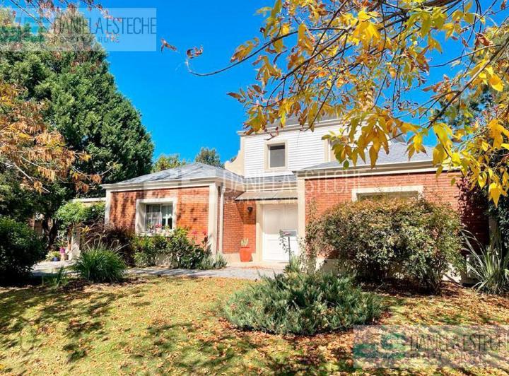 Casa · 245m² · 5 Ambientes · 2 Cocheras