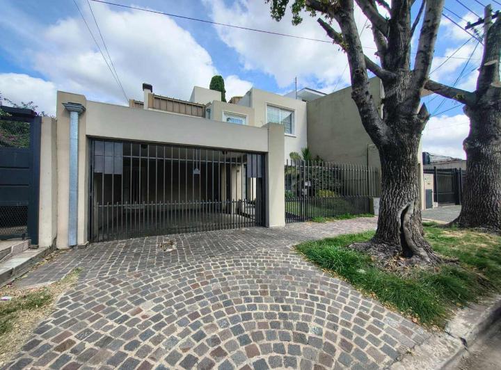 Casa · 184m² · 5 Ambientes · 2 Cocheras