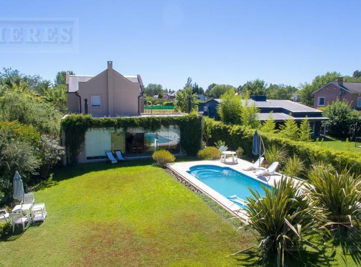 Casa · 200m² · 5 Ambientes · 3 Cocheras