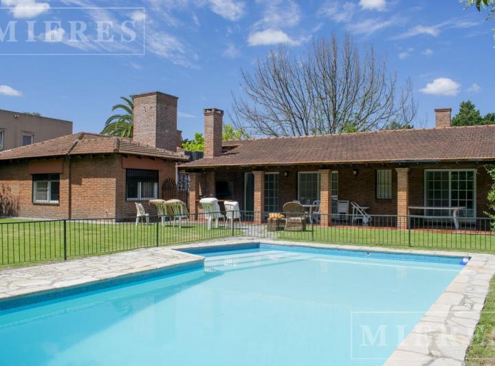 Casa · 260m² · 6 Ambientes · 4 Cocheras