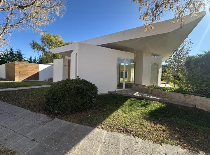 Casa · 300m² · 15 Ambientes · 2 Cocheras