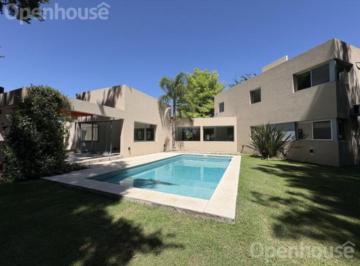 Casa · 180m² · 5 Ambientes · 3 Cocheras
