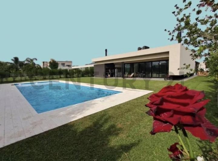 Casa · 240m² · 4 Ambientes · 1 Cochera