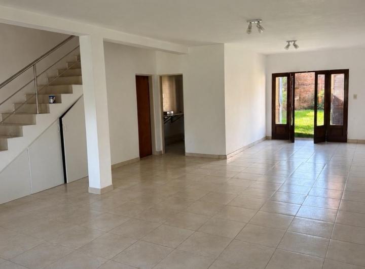 Casa · 250m² · 5 Ambientes · 3 Cocheras