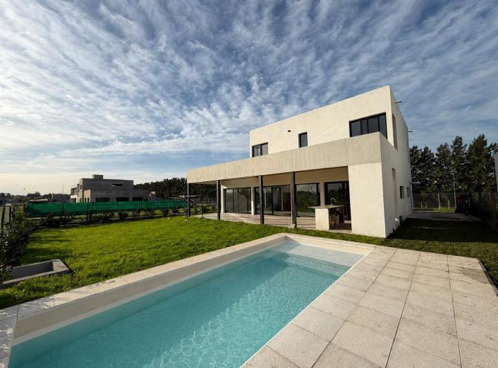Casa · 500m² · 4 Ambientes · 2 Cocheras