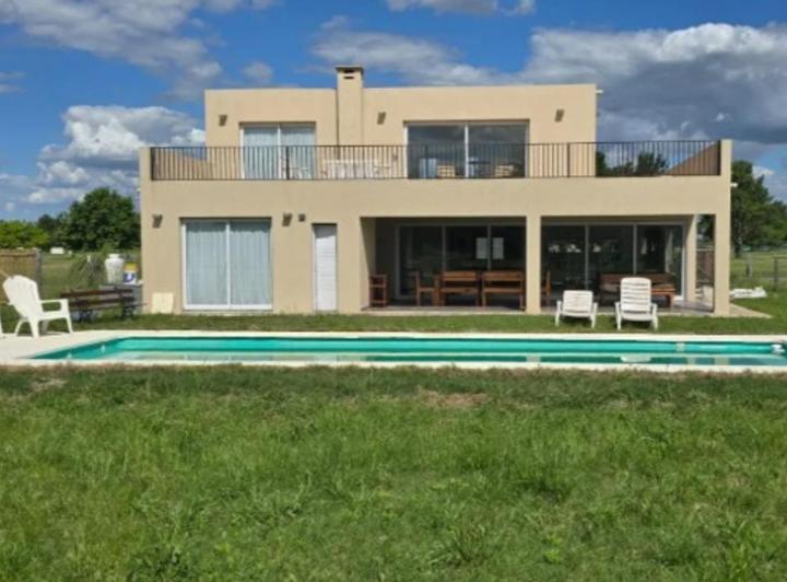 Casa · 240m² · 5 Ambientes · 3 Cocheras