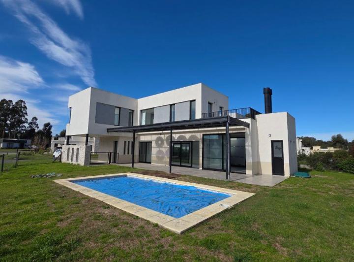 Casa · 211m² · 4 Ambientes