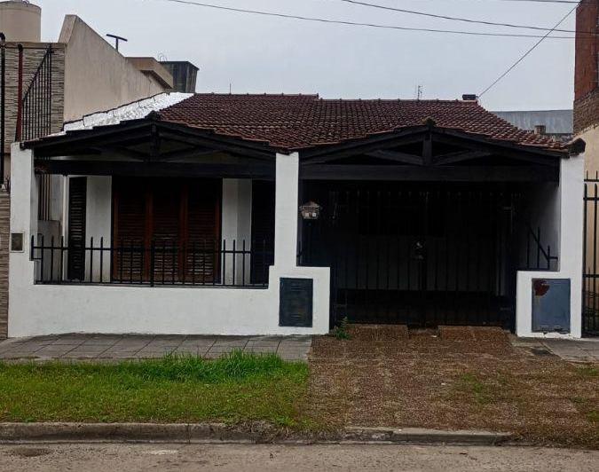 Casa · 1m² · 4 Ambientes · 1 Cochera