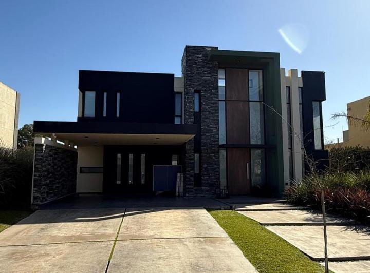 Casa · 300m² · 6 Ambientes · 2 Cocheras