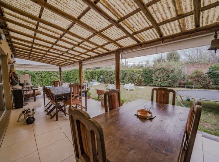 Casa · 140m² · 4 Ambientes · 3 Cocheras