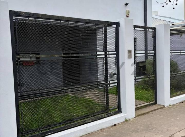 Casa · 140m² · 3 Dormitorios · 2 Cocheras