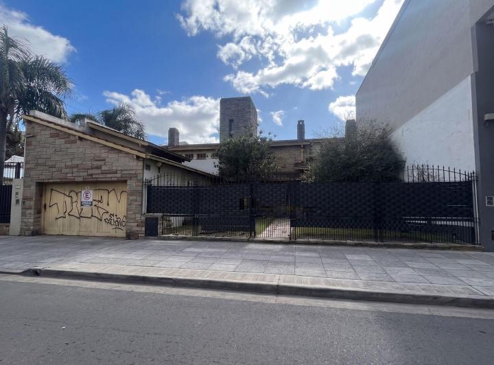 Casa · 338m² · 6 Ambientes · 2 Cocheras