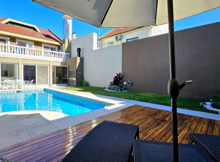 Casa · 250m² · 5 Ambientes · 3 Cocheras