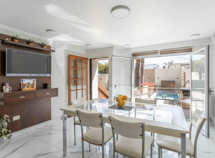 Casa · 230m² · 6 Ambientes · 3 Cocheras