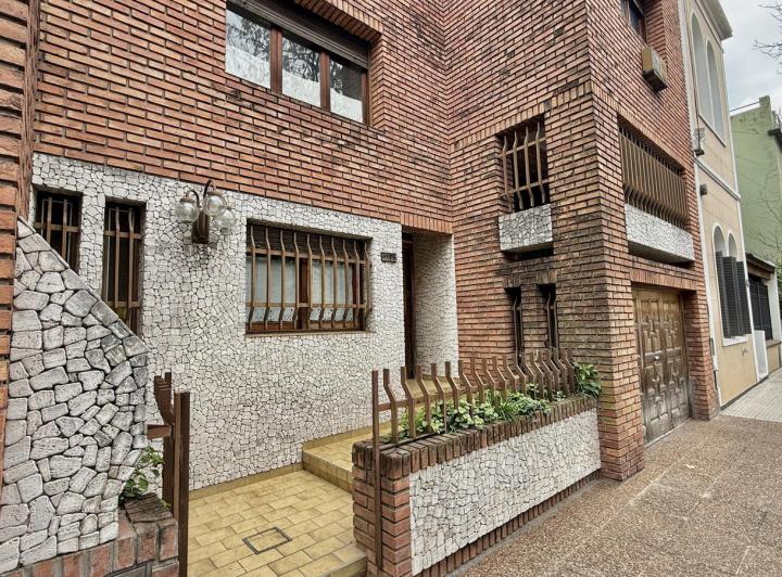 Casa · 141m² · 5 Ambientes · 2 Cocheras