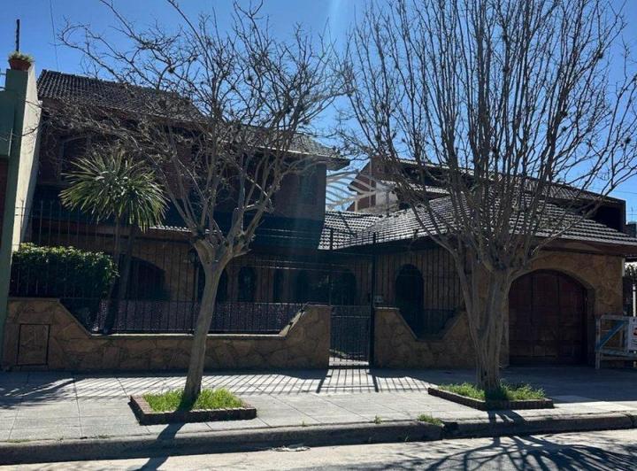 Casa · 283m² · 5 Ambientes · 2 Cocheras