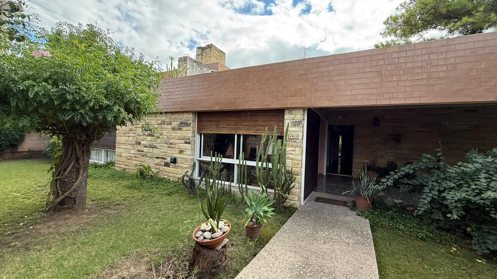 VENTA CASA ESQUINA 5 DORMITORIOS PISCINA EN VILLA CABRERA