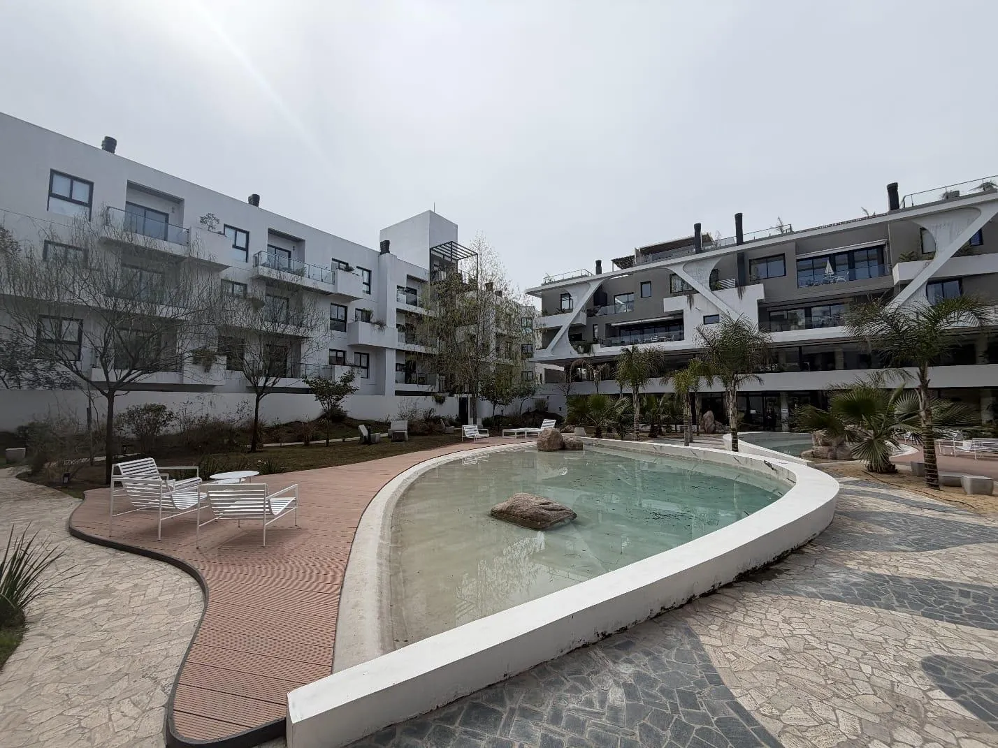 Ubicado en un entorno residencial y tranquilo