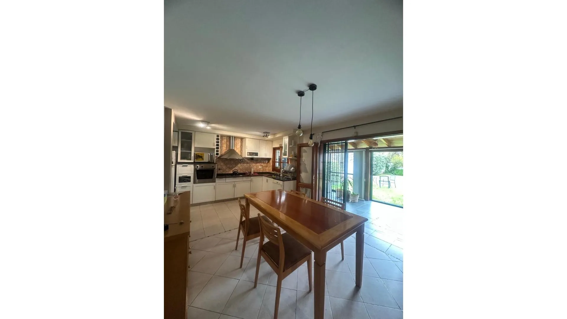 SE VENDE CASA 4 HABITACIONES CON COCHERA BARRIO URCA