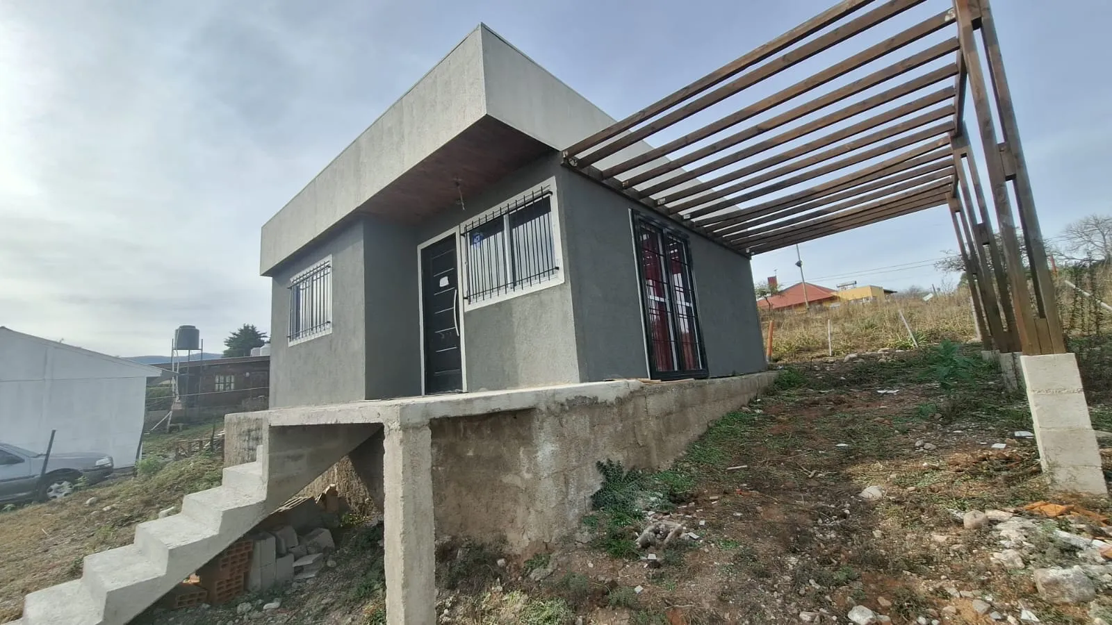 CASA PREFABRICADA  DE 2 HABITACIONES A LA VENTA EN HUERTA GRANDE- PUNILLA