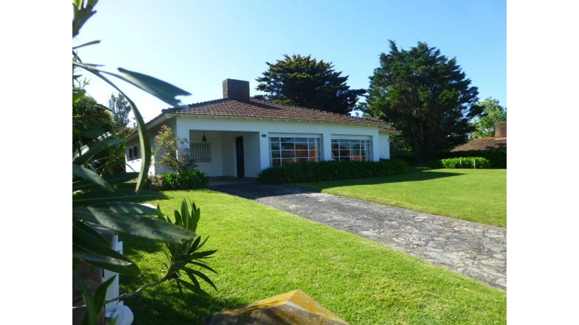 Avenida del Libertador, Pinamar, Partido de Pinamar.