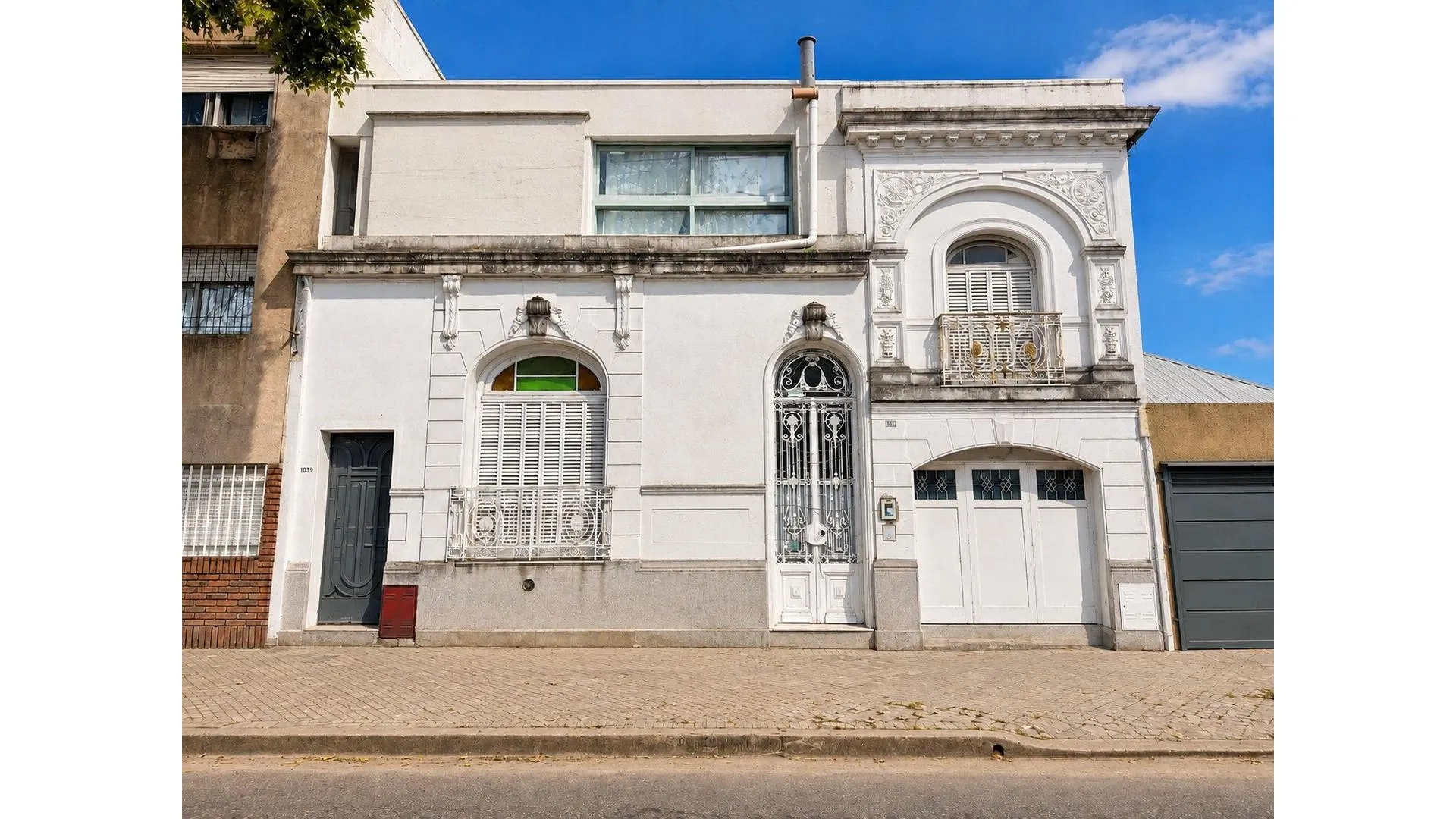 CASONA DE ÉPOCA CON JARDÍN Y COCHERA – ARROYITO