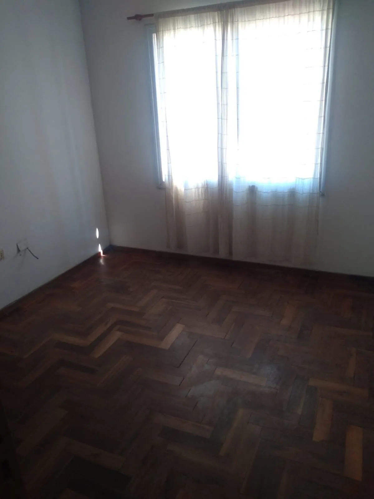 Alquilo duplex 3 dorm c/coch. Barrio Iponá.
