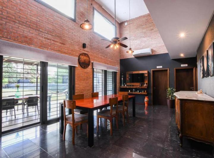 Casa · 200m² · 5 Ambientes · 2 Cocheras