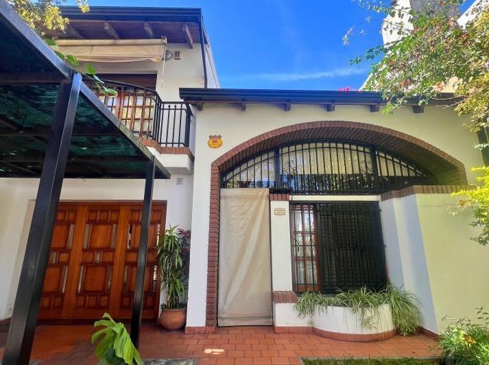 Casa · 230m² · 5 Ambientes · 3 Cocheras