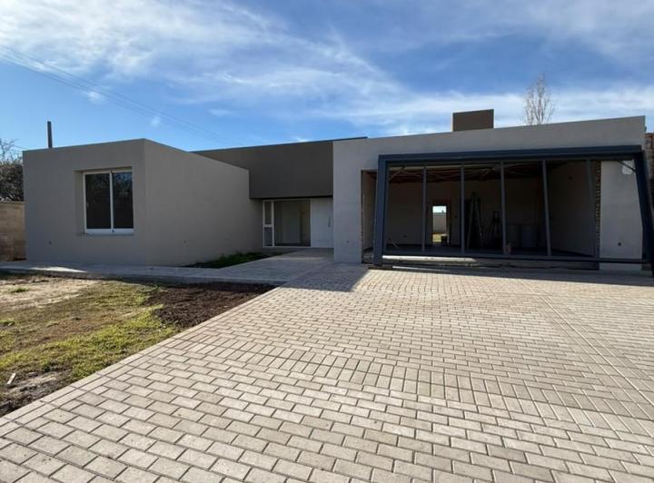 Casa · 181m² · 3 Ambientes · 2 Cocheras