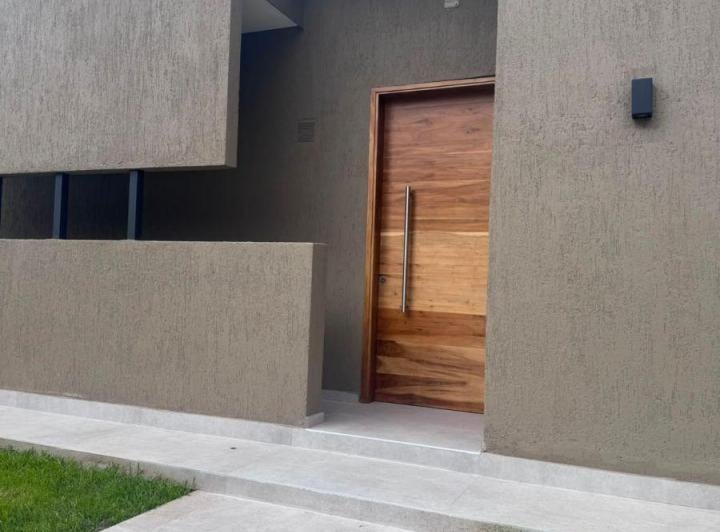 Casa · 220m² · 6 Ambientes · 1 Cochera