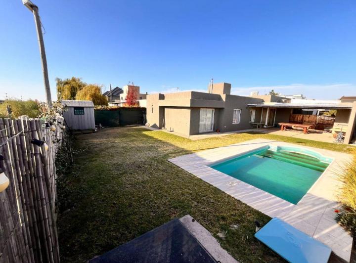 Casa · 250m² · 4 Ambientes · 2 Cocheras