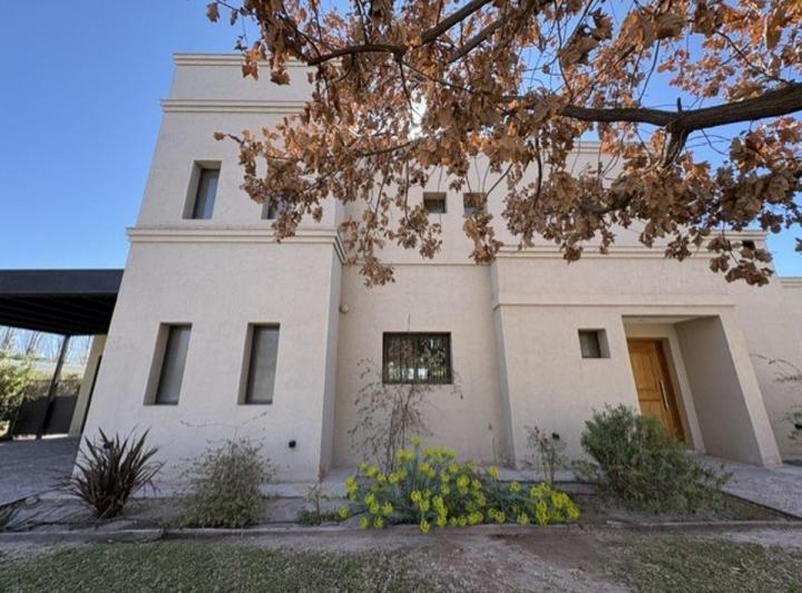 Casa · 300m² · 7 Ambientes · 2 Cocheras