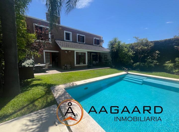 Casa · 260m² · 8 Ambientes · 3 Cocheras