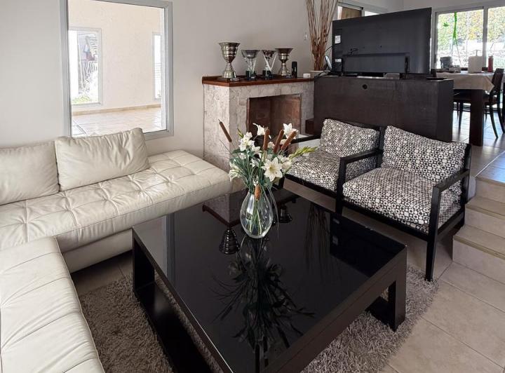 Casa · 200m² · 4 Ambientes · 2 Cocheras