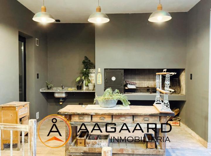 Casa · 254m² · 6 Ambientes · 2 Cocheras