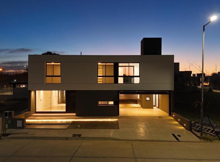 Casa · 265m² · 6 Ambientes · 4 Cocheras