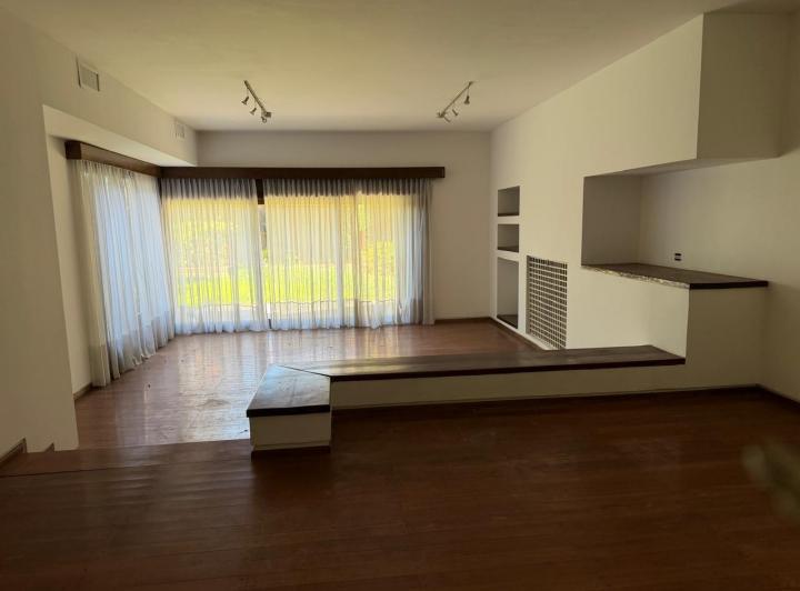 Casa · 400m² · 6 Ambientes · 2 Cocheras